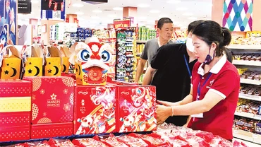 Bánh Trung thu bày bán trong siêu thị AEON Long Biên. 
