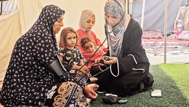 Tình nguyện viên y tế kiểm tra sức khỏe cho bệnh nhân ở miền nam Dải Gaza. 