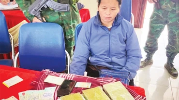 Bộ đội Biên phòng Mường Khương bắt đối tượng Sùng Thị Chú vận chuyển 3 bánh heroin ngày 9/1/2024. 
