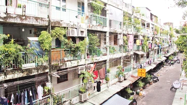 Sau hơn 45 năm sử dụng, chung cư Nguyễn Thiện Thuật, Quận 3, Thành phố Hồ Chí Minh đã bị xuống cấp, gây nhiều khó khăn cho công tác phòng cháy, chữa cháy. (Ảnh THẾ ANH) 