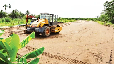 Ðường cao tốc Cần Thơ-Cà Mau, đoạn qua thành phố Cần Thơ phải chờ cát để tiếp tục thi công. 