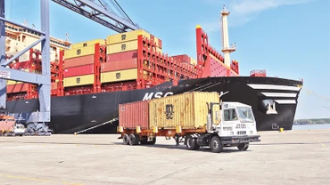 Tàu MSC Giusy trọng tải hơn 170.000 DWT, mớn nước 16m cập cảng SSIT (cụm cảng Cái Mép-Thị Vải). 