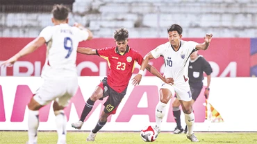 Ðương kim vô địch Thái Lan (áo trắng) giành chiến thắng 10-0 trước Timor Leste trên sân trung lập Hàng Ðẫy, trong trận ra quân ASEAN Cup 2024. (Ảnh SƠN TÙNG) 