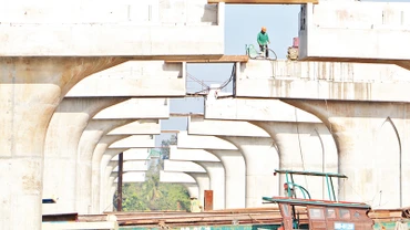 Thi công cầu Thống Nhất thuộc dự án đường trục trung tâm thành phố Biên Hòa. 