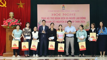 Ðồng chí Ngọ Duy Hiểu trao quà tặng đoàn viên, người lao động có hoàn cảnh khó khăn dịp Tết Nguyên đán Giáp Thìn. 
