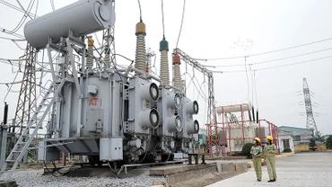 Kỹ sư trạm 220kV Ðồng Hòa, Truyền tải điện Ðông Bắc 2 (Hải Phòng) kiểm tra giám sát hoạt động của trạm biến áp. (Ảnh TRẦN HẢI) 