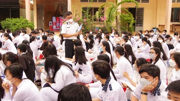 Báo cáo viên Trung tâm Bảo đảm kỹ thuật, Vùng 2 Hải quân, tuyên truyền về biển, đảo cho các em học sinh THPT tỉnh Tiền Giang. 