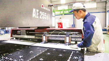 Sản xuất các thiết bị ngành điện tại Công ty cổ phần Kỹ thuật công nghiệp Á Châu (Cụm công nghiệp Quất Ðộng, huyện Thường Tín). (Ảnh ÐĂNG ANH) 