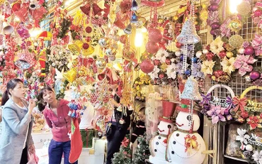Khách hàng nhộn nhịp mua sắm đồ trang trí Giáng sinh. 