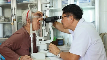 Bác sĩ tư vấn người dân cách chăm sóc, phòng, trị bệnh về mắt