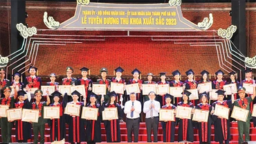 Thành phố Hà Nội tuyên dương thủ khoa xuất sắc năm 2023. (Ảnh Phạm Hùng) 