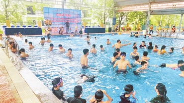 Lớp dạy bơi miễn phí cho trẻ em dịp hè trên địa bàn huyện Mê Linh, Hà Nội. (Ảnh THÙY PHẠM)