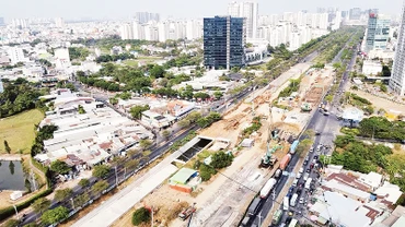 Nút giao Nguyễn Văn Linh-Nguyễn Hữu Thọ được rào chắn để làm hầm chui (hướng Quận 7 đi Nhà Bè và ngược lại). (Ảnh Thế Anh) 