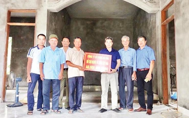 Công ty cổ phần Ao Vua trao kinh phí hỗ trợ xây nhà cho người có công tại huyện Ba Vì. (Ảnh TRẦN OANH) 