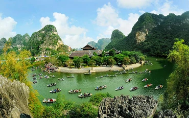 Du khách tham quan Di sản Văn hóa và Thiên nhiên thế giới Tràng An. (Ảnh NINH MẠNH THẮNG) 