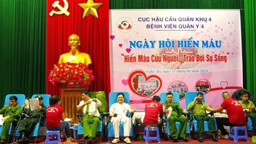 Một buổi hiến máu tình nguyện do Bệnh viện Quân y 4 (Cục Hậu cần Quân khu 4) phối hợp Trung tâm Huyết học truyền máu tỉnh Nghệ An và các đơn vị tổ chức. 