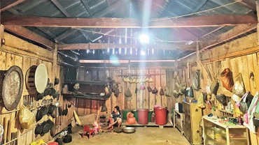 Người dân sống trên sườn núi Puxailaileng đã có điện lưới quốc gia để phục vụ sinh hoạt. 