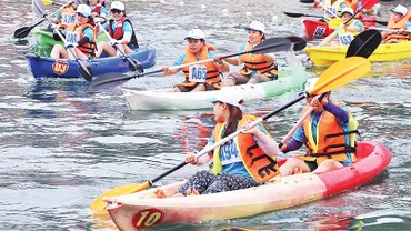 Ðua thuyền Kayak - trải nghiệm hấp dẫn của du khách khi đến Ðà Bắc. 