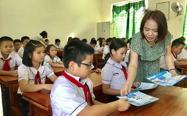 Bảo hiểm Xã hội thị xã Hồng Lĩnh tuyên truyền chính sách bảo hiểm y tế đến học sinh. 