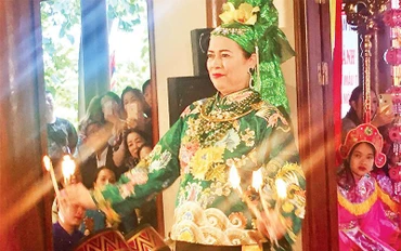 Trình diễn hầu đồng tại đền Rừng (quận Long Biên, thành phố Hà Nội). 