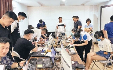 Lực lượng chức năng triệt phá ổ nhóm cho vay nặng lãi qua ứng dụng. (Ảnh Công an tỉnh Lào Cai cung cấp) 