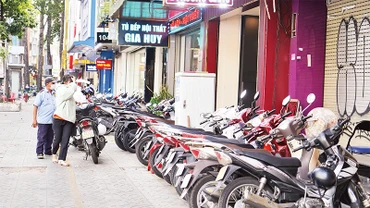 Người dân để xe máy theo vị trí quy định trên đường 3 Tháng 2, Quận 10. (Ảnh THẾ ANH) 