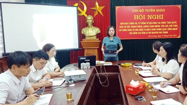 Hội nghị sinh hoạt chính trị, tư tưởng về tác phẩm "Kiên quyết, kiên trì đấu tranh phòng, chống tham nhũng, tiêu cực, góp phần xây dựng Ðảng và Nhà nước ta ngày càng trong sạch, vững mạnh" tại Chi bộ Tuyên giáo, huyện Phú Lương, tỉnh Thái Nguyên. (Ảnh ÐỨC THUẬN) 