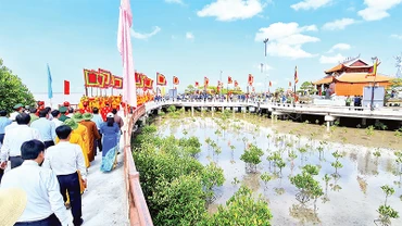 Ðông đảo người dân về dâng hương, dâng lễ tại khu Ðền thờ Quốc Tổ Lạc Long Quân và Quốc Mẫu Âu Cơ tại Khu du lịch Mũi Cà Mau. 