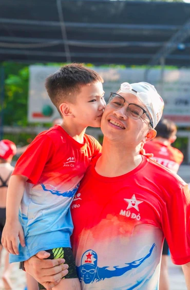 Chủ nhiệm Câu lạc bộ Đội Mũ Đỏ Nguyễn Văn Thủy luôn yêu thương chăm chút các thành viên nhí. Ảnh | ĐMĐ