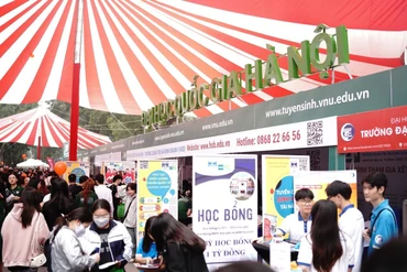 Đông đảo sinh viên đến gian hướng nghiệp của Trường ĐH Quốc gia Hà Nội để được tư vấn chuyên sâu về phương thức tuyển sinh tăng cơ hội trúng tuyển, các gói hỗ trợ học tập.