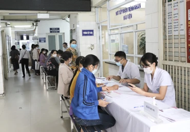 Người dân đăng ký tầm soát ung thư tại Trung tâm Y học Hạt nhân và Ung bướu - Bệnh viện Bạch Mai.