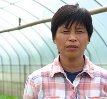 Chị Đặng Thị Cuối bên trang trại rau sạch được xây dựng và dần mở mang thêm từ năm 2016.