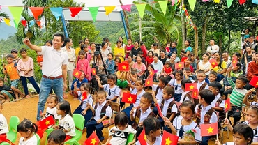 Anh Nguyễn Bình Nam cùng cô trò điểm trường mầm non Tak Lẽ, xã Trà Leng, huyện Nam Trà My, tỉnh Quảng Nam. (Ảnh NAM BÌNH) 