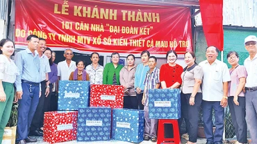 Ðại diện MTTQ tỉnh Cà Mau và đơn vị đồng hành trao quà và bàn giao nhà mới tặng hộ bán vé số dạo. 