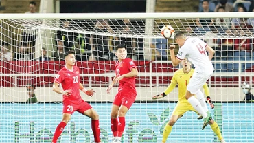 Một pha "thủng lưới" của đội tuyển Việt Nam (áo đỏ) trong trận thua Indonesia 0-3. (Ảnh VFF) 