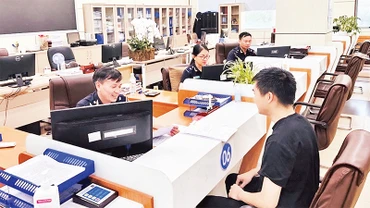 Cán bộ, nhân viên Chi cục Hải quan Cửa khẩu Móng Cái tạo điều kiện cho doanh nghiệp nhanh chóng xuất, nhập khẩu hàng hóa dịp đầu năm. 