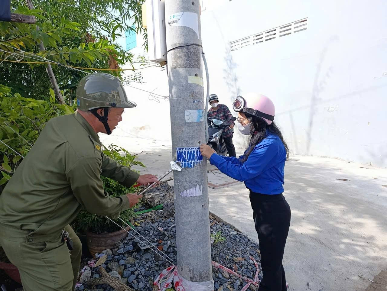 Ungdomar i Can Gio kommun samarbetade också med lokalbefolkningen för att ta bort olaglig reklam. can-gio-3497.jpg