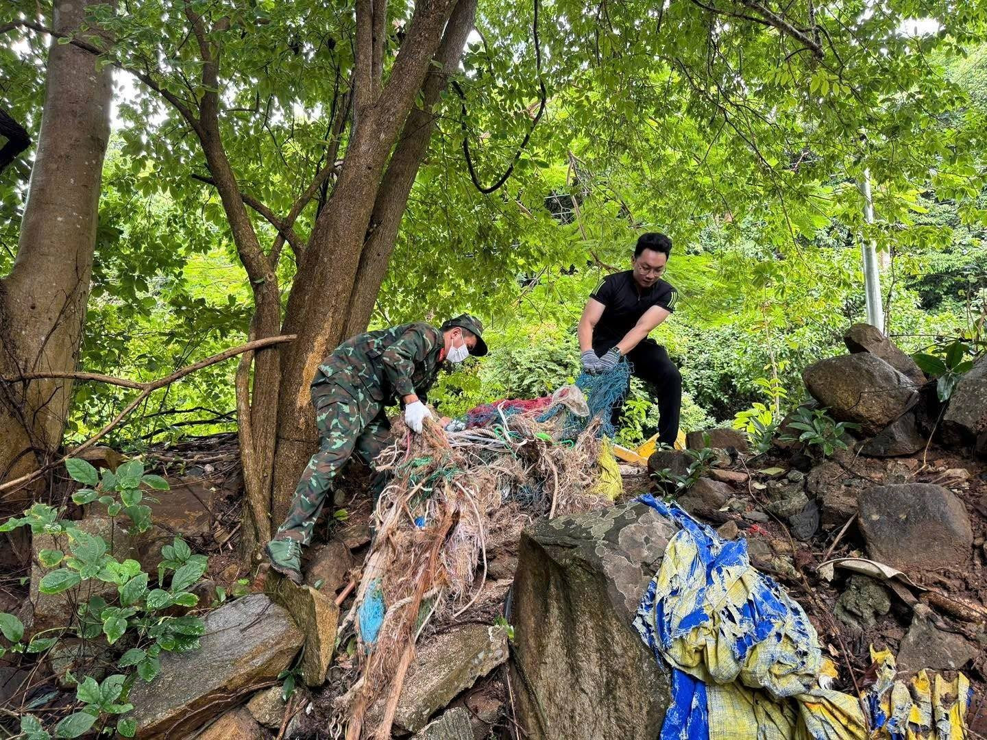 Militär och folk i Con Dao Special Zone städar upp spontana soptippar i området. con-dao.jpg