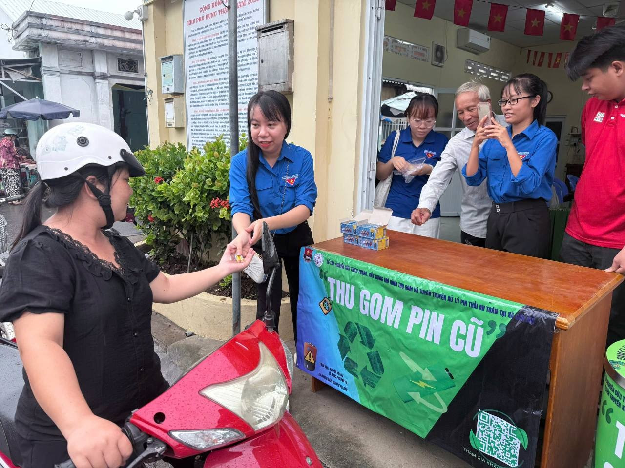 Kan Gio kommuns ungdomar organisera insamling av gamla batterier för att skydda miljön. doi-pin-o-can-gio.jpg