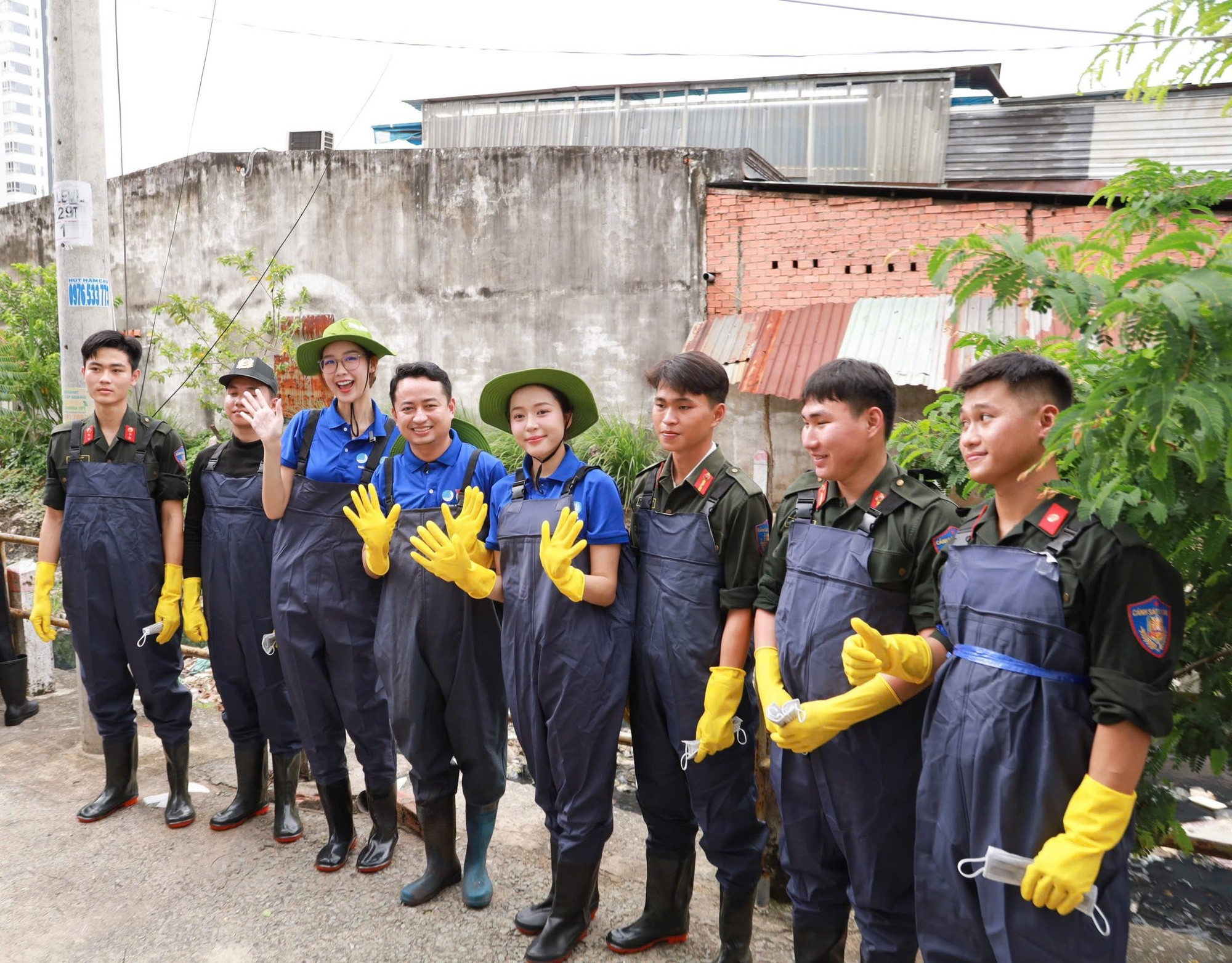 Denna meningsfulla aktivitet fick samarbete från många kända personer, officerare och soldater från polisenheterna. 550282370-1108586684787039-4274911489626428165-n.jpg