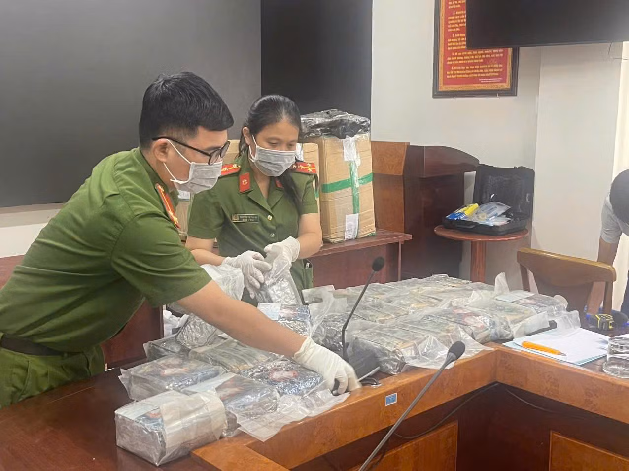 tang-vat-va-cac-doi-tuong-bi-bat-giu-trong-mot-vu-an-ma-tuy-anh-cong-an-cung-cap-2978.jpg