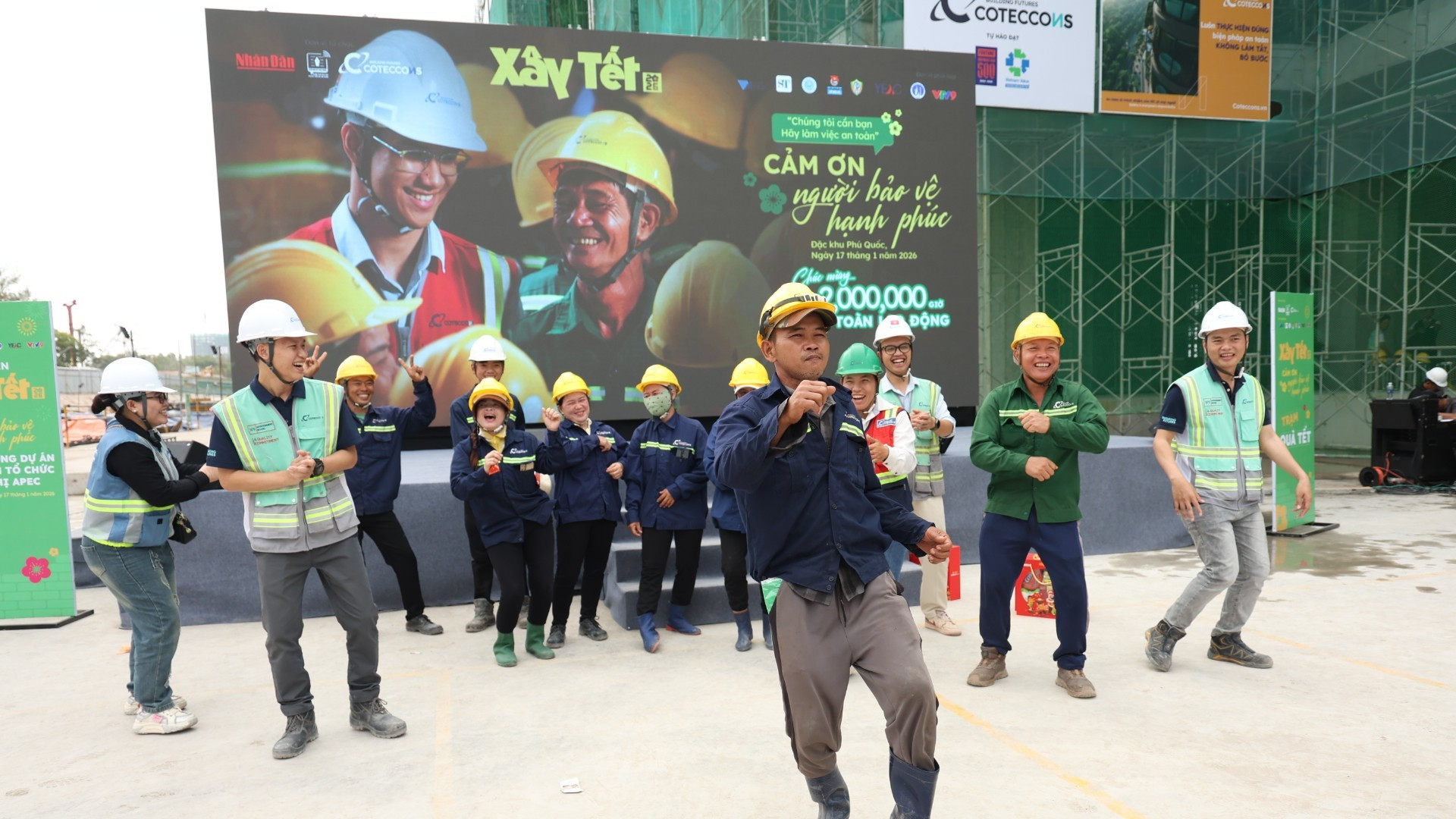Các công nhân hân hoan, vui tươi tại chương trình "Xây Tết 2026".