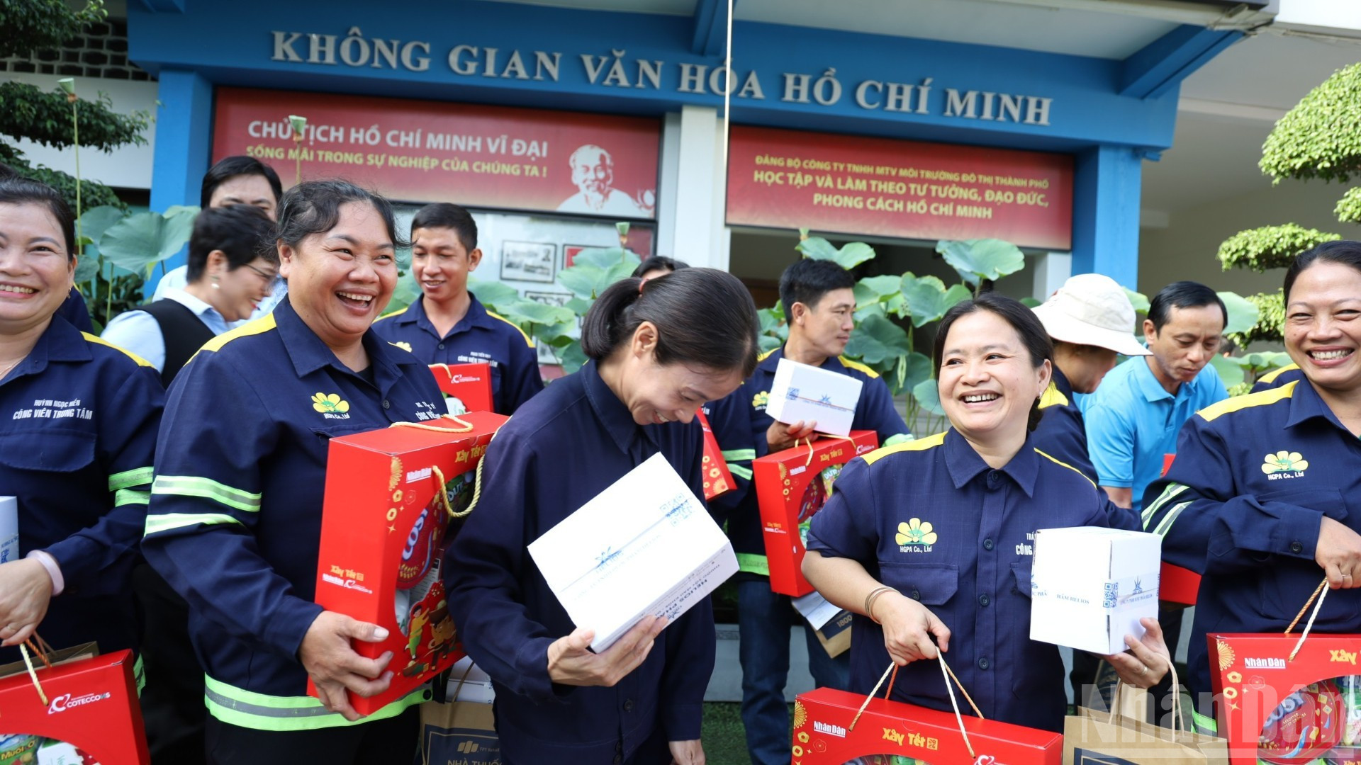 Niềm vui của các công nhân khi đến với chương trình "Xây Tết 2026" của Báo Nhân Dân và các đối tác phối hợp thực hiện. (Ảnh: QUANG QUÝ)