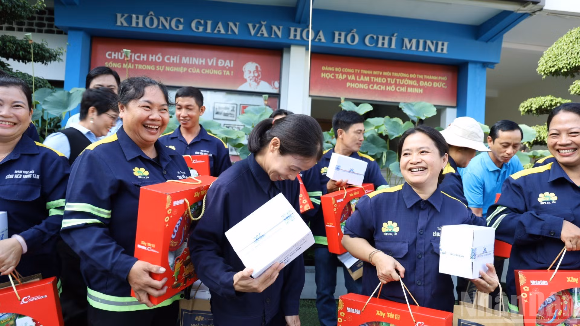 Niềm vui của các công nhân khi đến với chương trình "Xây Tết 2026" của Báo Nhân Dân và các đối tác phối hợp thực hiện. (Ảnh: QUANG QUÝ)