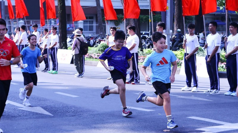 Các vận động viên nhí tham gia Ngày chạy Olympic.