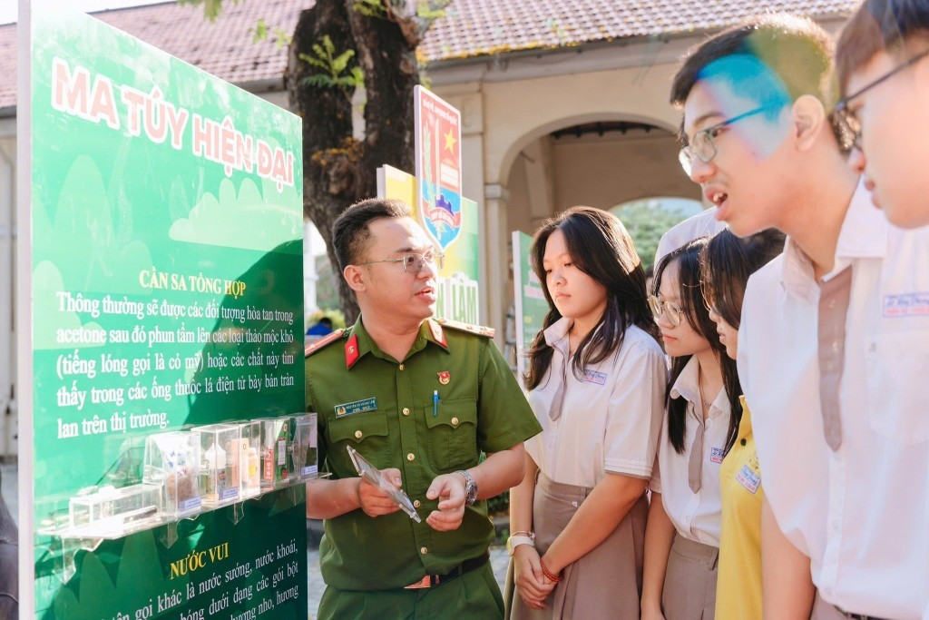 cong-an-thanh-pho-ho-chi-minh-gioi-thieu-tac-hai-cac-loai-ma-tuy-den-cac-em-hoc-sinh.jpg