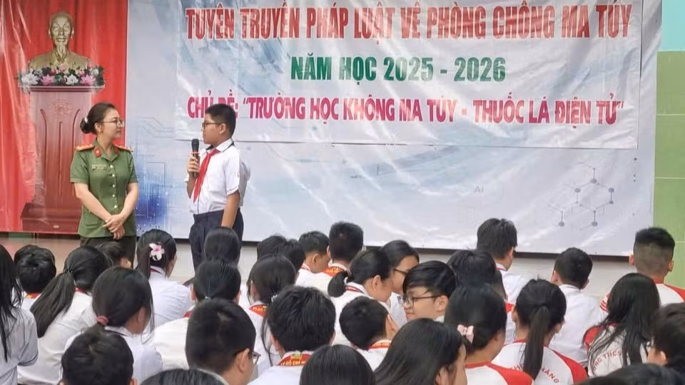 Công an thành phố tuyên truyền về tác hại cho học sinh. (Ảnh: Công an cung cấp)