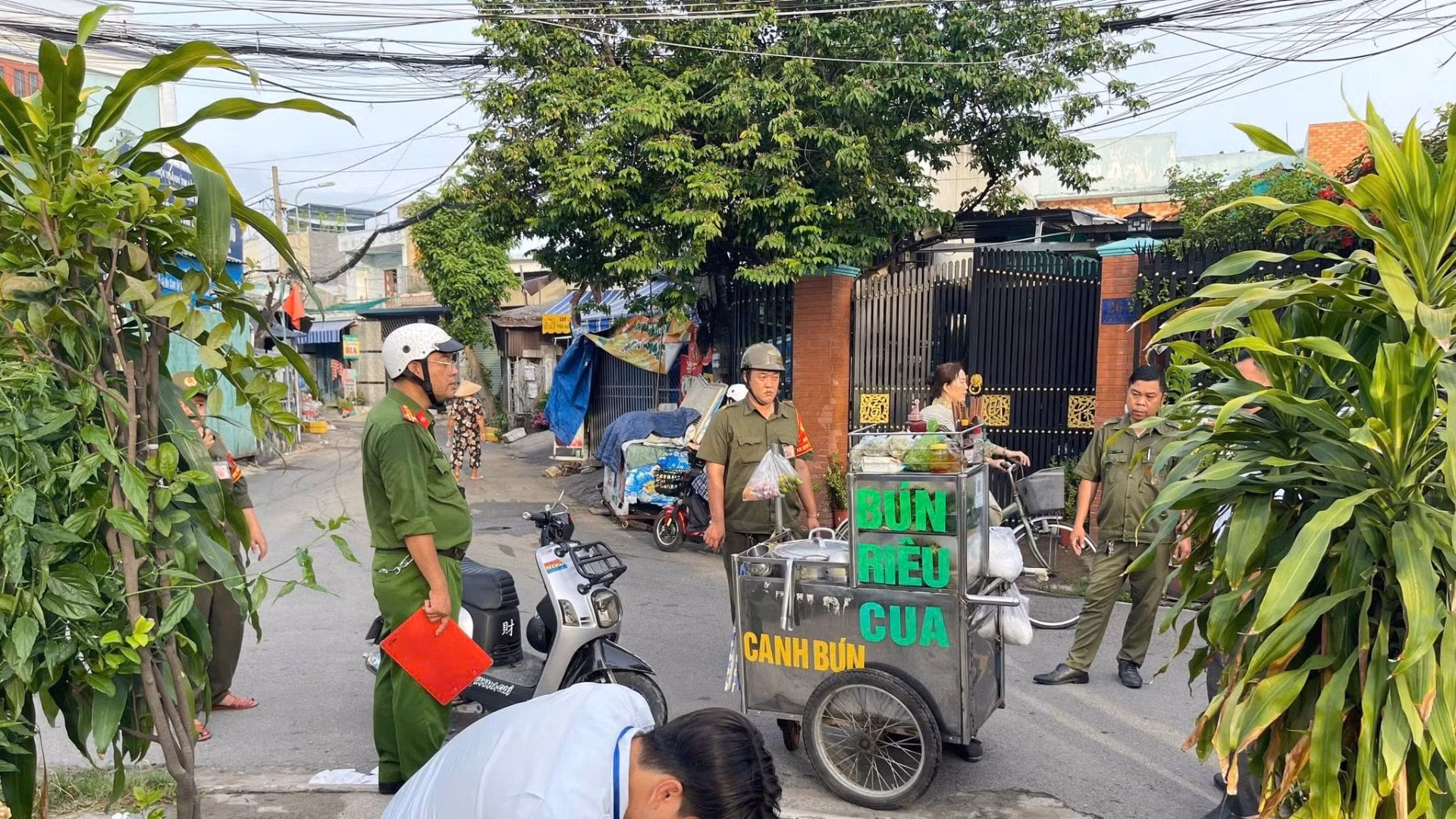 Công an phường Long Trường ra quân xử lý các trường hợp buôn bán lấn chiếm lòng, lề đường. 