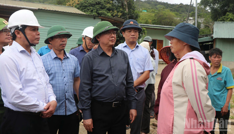 Phó Thủ tướng Hồ Quốc Dũng thăm hỏi, động viên người dân vùng bị sạt lở xã Ngọc Linh. ndo_br_z7175259328017-cffcf6e9c7c794fdb9e56397fd1c627d.jpg