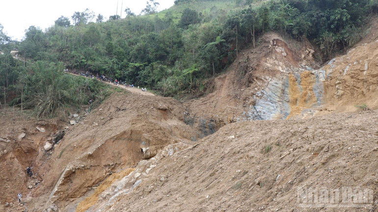 Vị trí sạt lở nghiêm trọng tại thôn Làng Mới, khiến tuyến đường từ thôn Làng Mới đi thôn Ngọc Nang bị đứt gãy dài khoảng 100m, sâu 10m, gây cô lập 5 thôn của xã Ngọc Linh. ndo_br_z7175259296822-247a5f2cfb1a3d04068723419ee7b5be.jpg